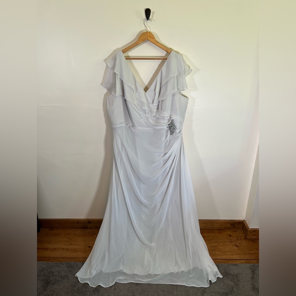 Jade by Jasmine White Ruffle Chiffon Formal Gown Size 26 Plus Wedding MOB